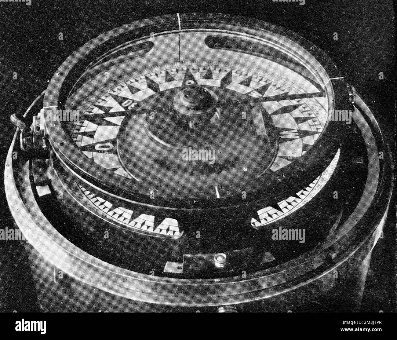 Photographie d'une nouvelle boussole gyrostatique Anschutz, février 1912. Ce type de compas devait être nettement plus efficace que les compas précédents en termes de capacité à fournir une lecture du nord vraie et cohérente. 1912 Banque D'Images