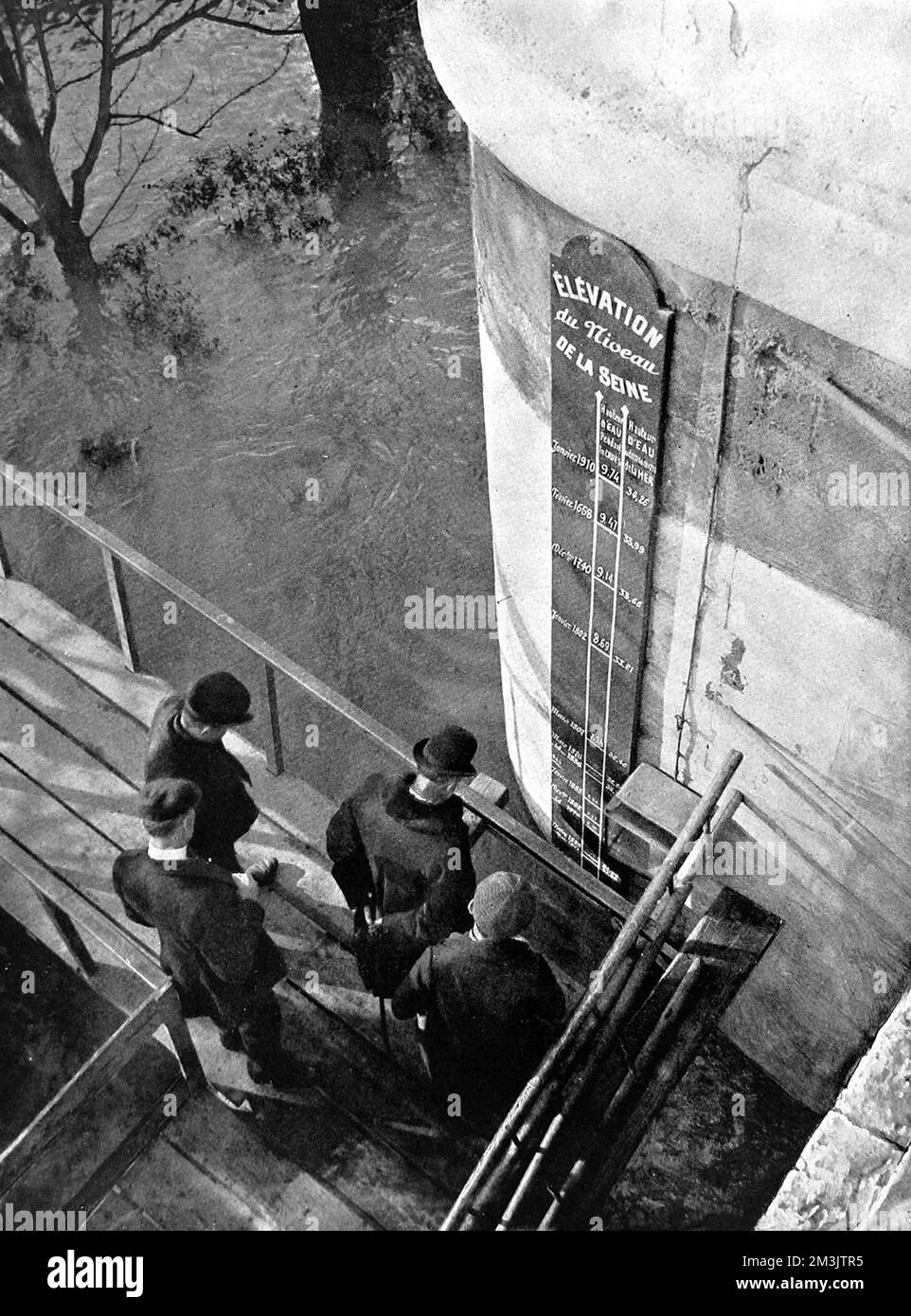 Photographie de l'échelle des crues sur le Pont neuf, montrant les hauteurs des diverses inondations qui ont touché Paris entre les 17th et 20th siècles. La plus forte inondation marquée a été celle de janvier 1910, avec 9,74 mètres d'eau. Date: 1910 Banque D'Images