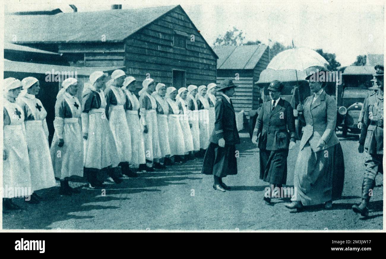 La visite royale d'un camp de la Croix-Rouge. Banque D'Images