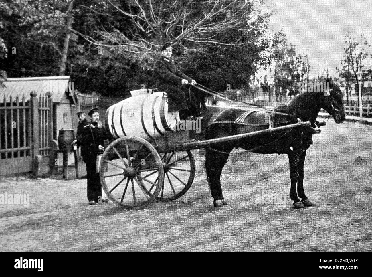 Un des chariots transportant de l'eau bouillie distribué gratuitement dans la ville. Le choléra a éclaté à Saint-Pétersbourg en septembre 1908, avec les premiers cas chez les personnes vivant dans des conditions particulièrement insalubres. Banque D'Images
