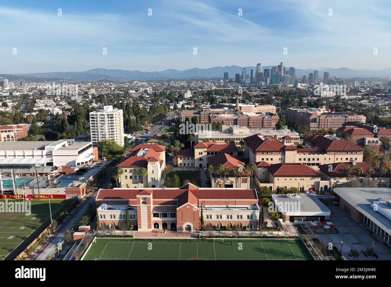 Une vue aérienne générale du John McKay Center sur le campus de l'Université de Californie du Sud, jeudi 15 décembre 2022, à Los Angeles. L'établissement abrite des salles de réunion, des bureaux des entraîneurs et un vestiaire pour le programme USC Trojans Football et le Stevens Academic Center. Banque D'Images