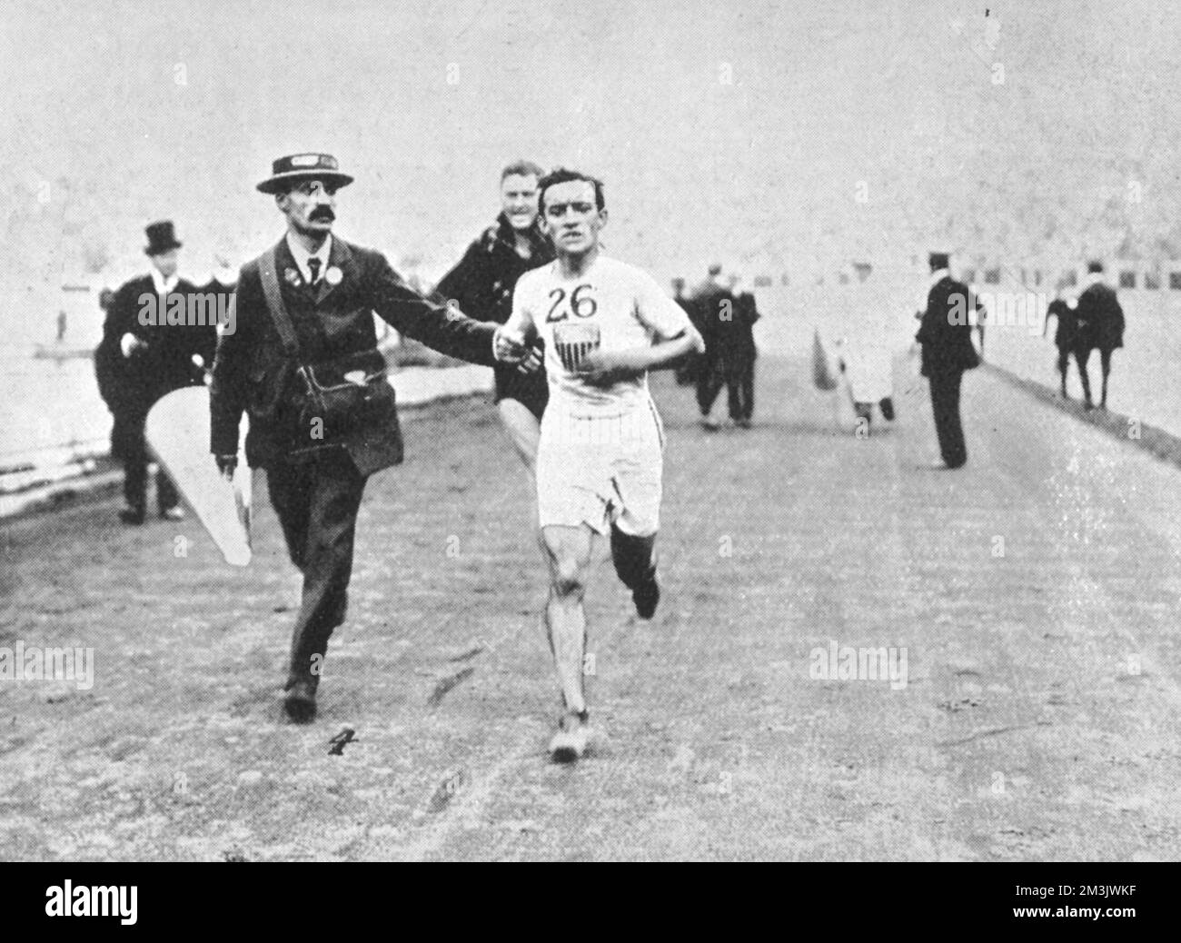 John Hayes, athlète américain, dans la dernière partie de la course de marathon aux Jeux Olympiques de Londres en 1908. Dorando Pietri de l'Italie s'est effondrée après être entré dans le stade devant le pack. Il a été ressuscité par des médecins et certains des fonctionnaires l'ont aidé à ses pieds puis l'ont aidé à la ligne d'arrivée. John Hayes, des États-Unis, était le deuxième finisseur. Pietri avait été déclaré vainqueur, mais les Américains ont formé une protestation qui a finalement été confirmée. Dorando a néanmoins été présenté avec une coupe spéciale par la reine Alexandra pour son «pluck». 1908 Banque D'Images