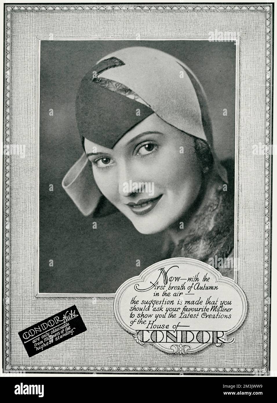Modèle féminin portant un chapeau de crâne fin 1920s. 1929 Banque D'Images