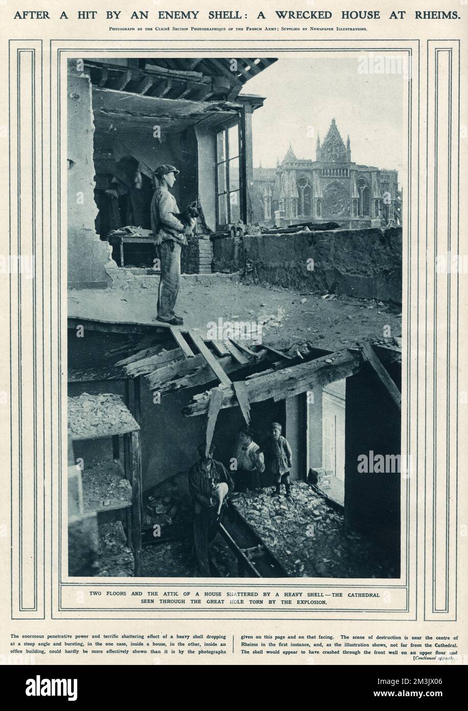 Une photographie d'une famille, avec leurs chiens d'animaux de compagnie, alors qu'ils arpentent les dégâts causés par une lourde coquille d'artillerie allemande qui a soufflé sur les murs de leur maison. La maison est située à proximité de la cathédrale de Reims. Date: 1916 Banque D'Images