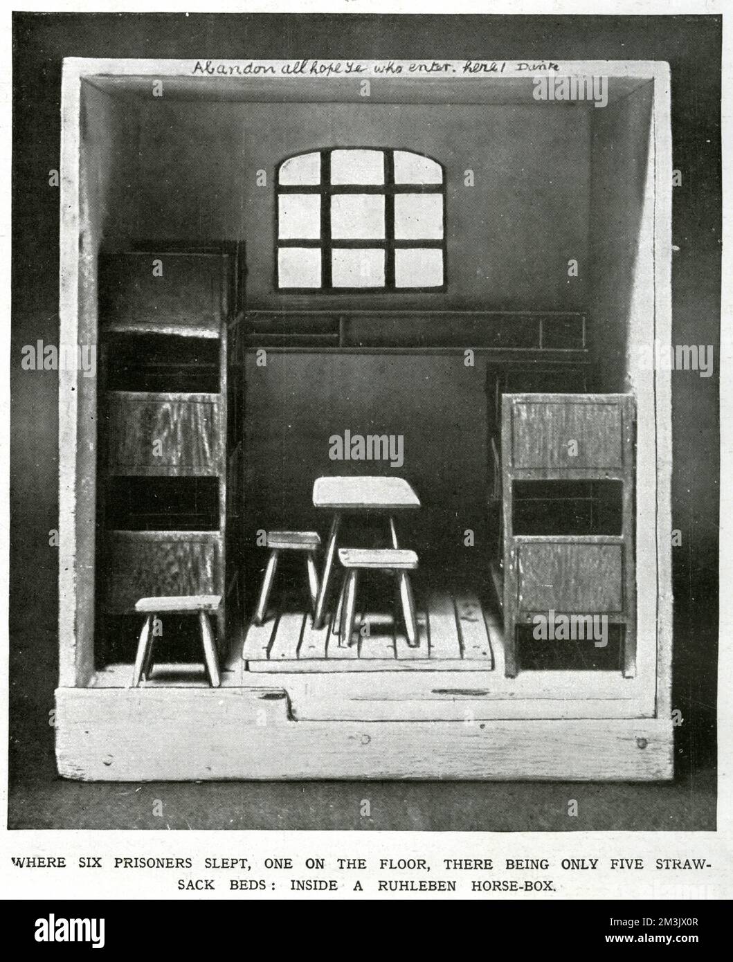 Les prisonniers de guerre ont été forcés de dormir dans des conditions exiguës, à Ruhleben, en Allemagne. Six hommes ont été retenus dans ce petit espace, qui contient également une table et quelques sièges en bois rugueux. Leur seule chaleur provient de la paille. Date: 1916 Banque D'Images