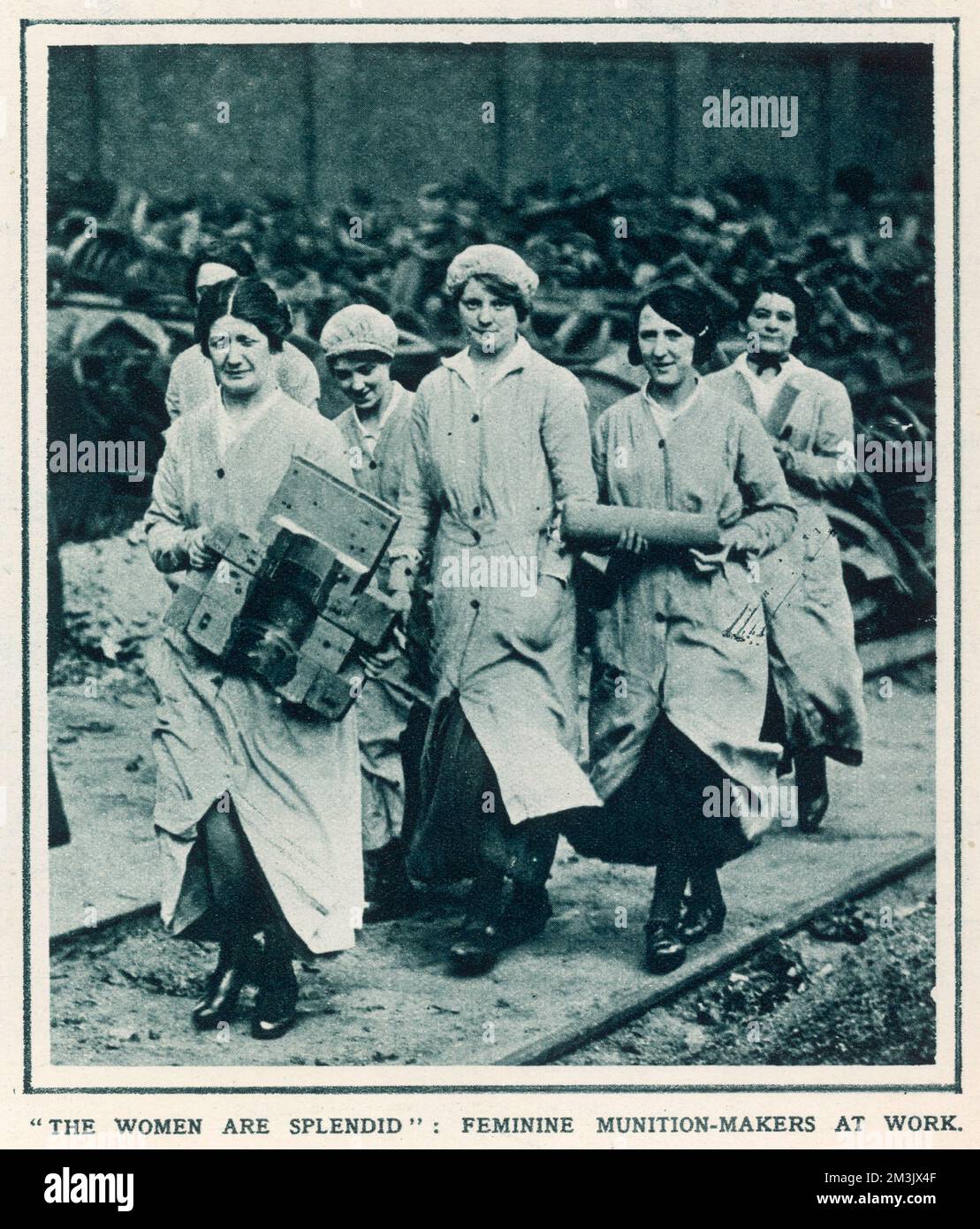 Femmes travaillant dans une usine de munitions pendant la première Guerre mondiale. Pendant la guerre, les travailleuses étaient employées de façon intensive dans toute l'industrie et l'agriculture britanniques. 1916 Banque D'Images