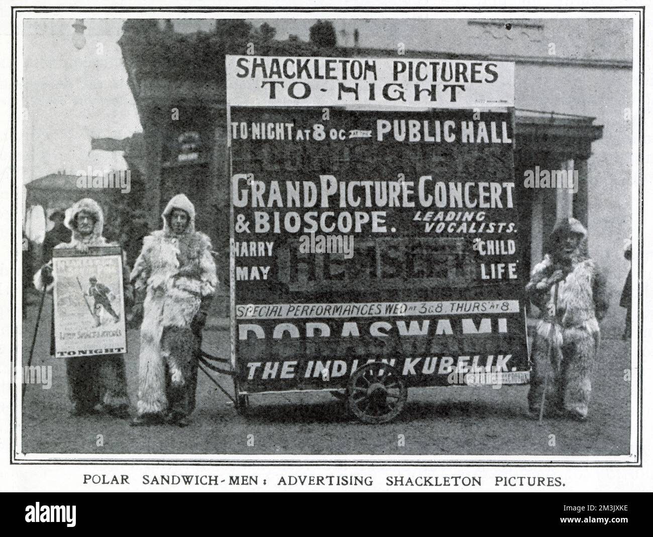 Sandwich-hommes, vêtus de vêtements polaires pour annoncer une projection de photos de l'expédition antarctique Nimrod de 1908-09; Croydon, South London, 1909. Banque D'Images