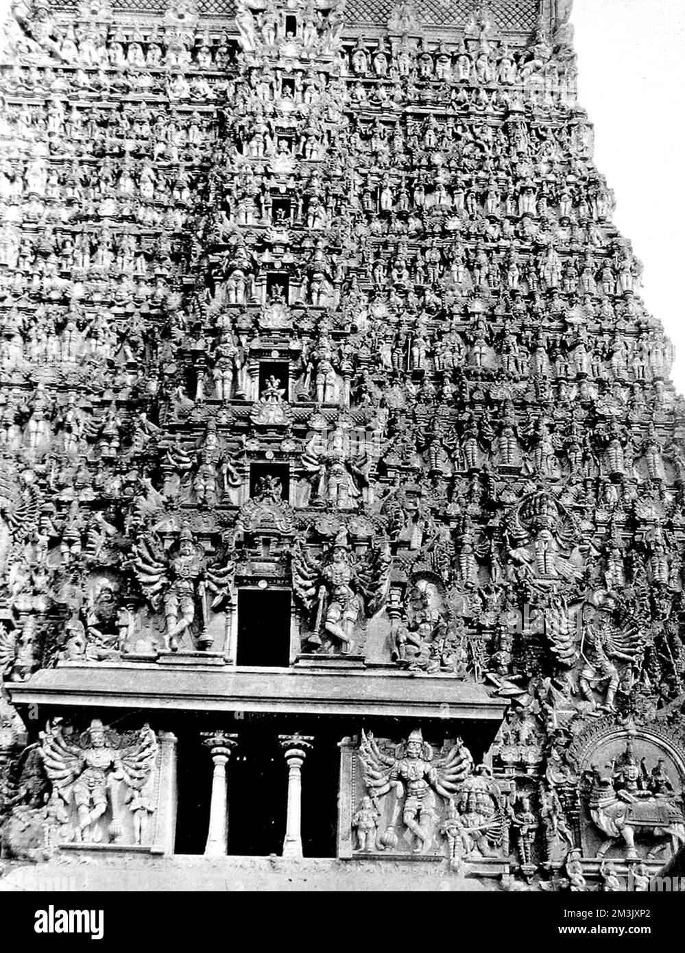 Photographie montrant la sculpture monumentale du Temple hindou à Madura, Inde, vers 1930. Ce temple a été dédié à Siva (Sundareshwara) et à la déesse à l'œil de poisson Minakshi. Date: 1930 Banque D'Images