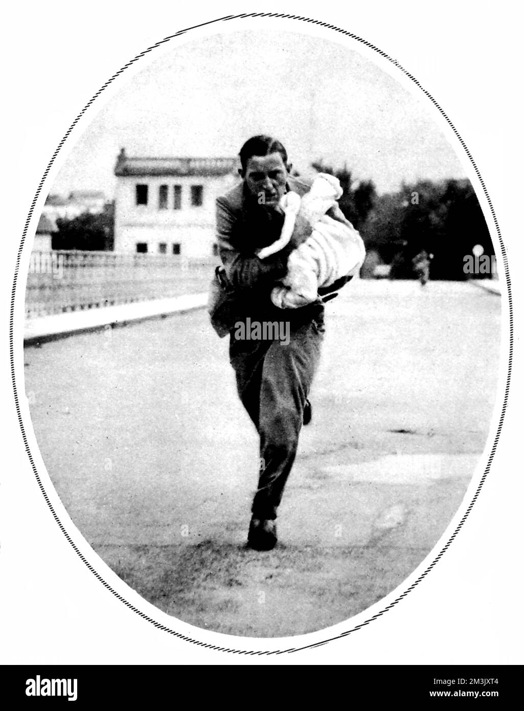 Journaliste sauver un enfant à Irun ; Guerre civile espagnole, 1936. Banque D'Images