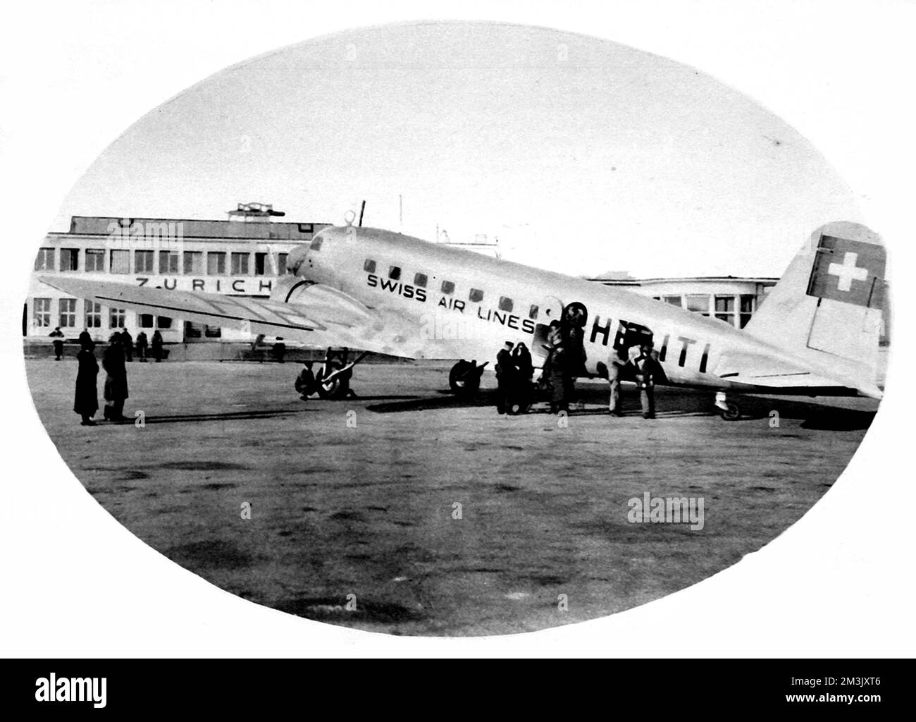 Photographie d'un avion de Swissair, d'un type utilisé entre Londres et Zurich en 1936, vu à l'aéroport de Zurich. Les vols d'hiver entre l'aéroport de Croydon et Zurich viennent d'être introduits par Swissair et Imperial Airways, afin de fournir un service pour le nombre croissant de vacanciers qui font du ski. Date: 1936 Banque D'Images