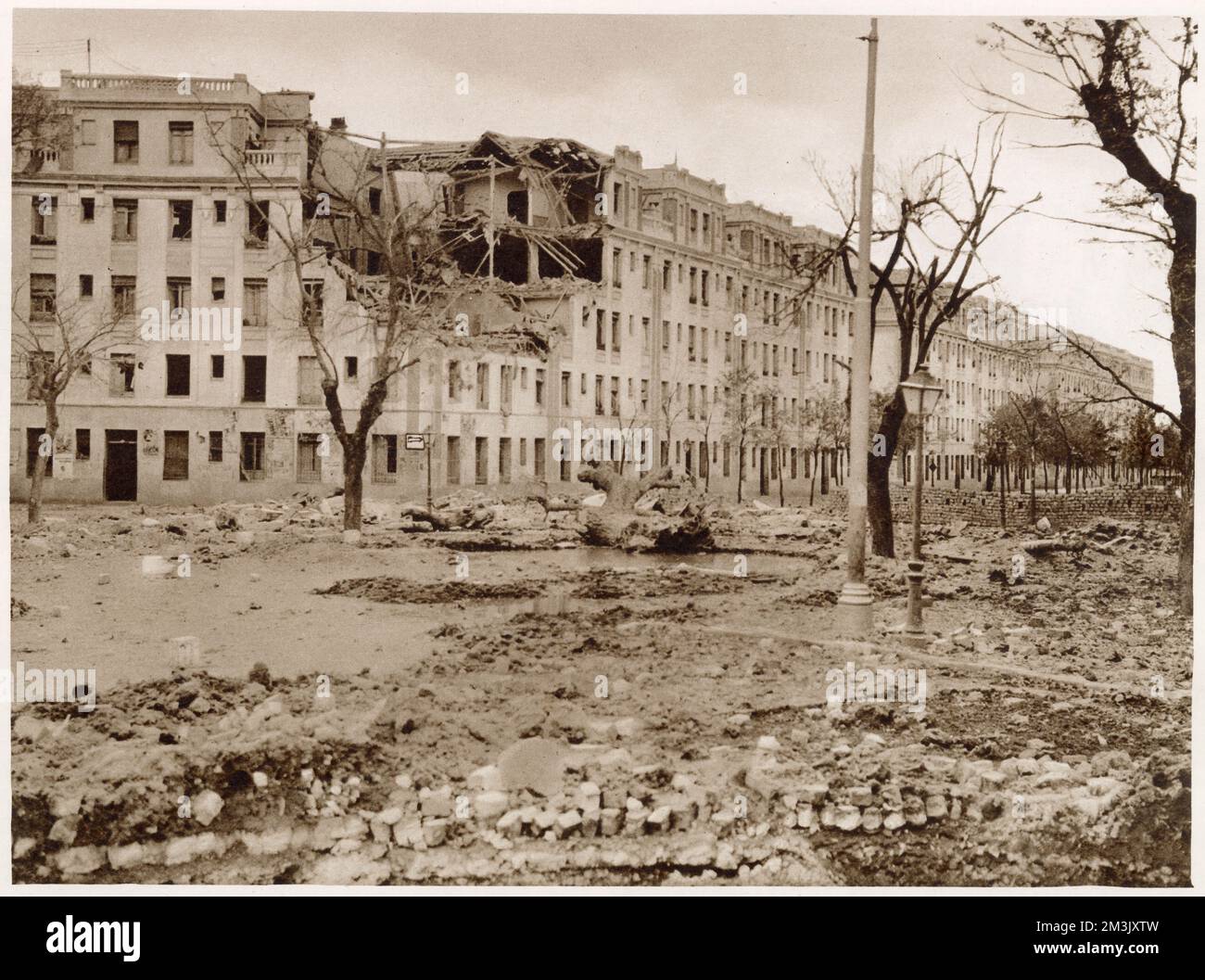 Une avenue à l'ouest de Madrid après bombardement par l'armée de l'air et l'artillerie nationalistes, novembre 1936. Une barricade faite de pavés et de briques peut être vue à droite de la photo. A partir de 1936, Madrid, tenue par les Républicains, a subi un siège de trois ans par les forces nationalistes. Banque D'Images