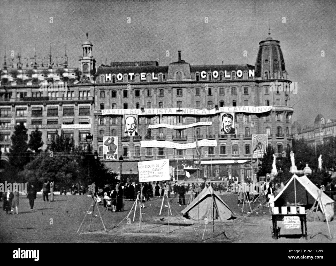 L'Hôtel Colon, à Barcelone, lorsqu'il a été utilisé comme siège du Parti socialiste Uni de Catalogne, 1936. Des images de Lénine et de Staline sont visibles à l'extérieur de l'hôtel. Date: 1936 Banque D'Images