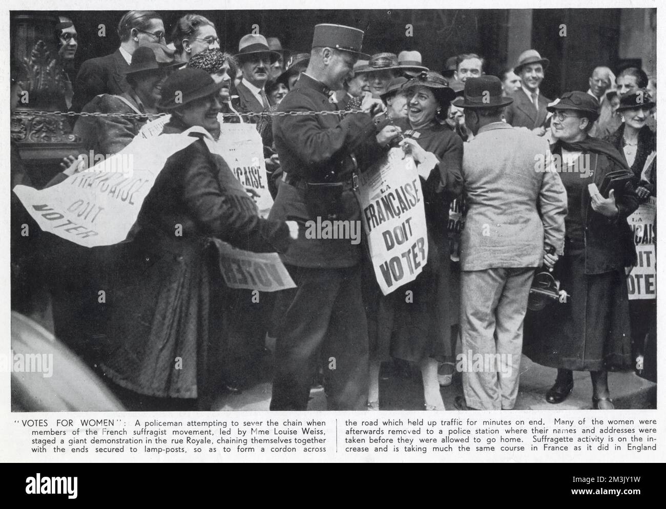 Un policier qui tente de mettre fin à une démonstration de suffragette dans la rue Royale à Paris. Les suffragettes avaient formé une barrière humaine de l'autre côté de la route pour arrêter la circulation, ce qui a fait avancer l'inévitable réaction de la police. Banque D'Images