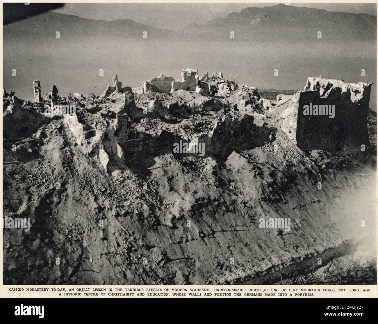 Les ruines du monastère de Monte Cassino, mai 1944. Entre janvier et mai 1944, la ville de Cassino et le monastère bénédictin de Monte Cassino ont été complètement détruits lorsque la Cinquième Armée alliée a tenté de pousser les troupes nazies d'occupation hors de leur position défensive forte dans la région. Banque D'Images