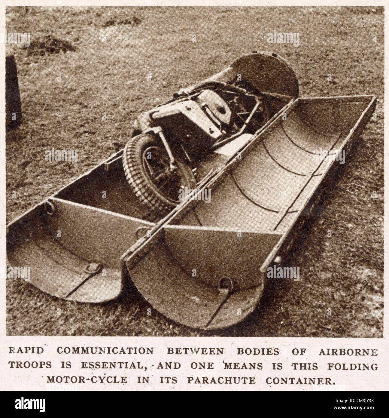 Une moto pliante, dans son conteneur de parachute, utilisée par les forces aéroportées britanniques, 1944. Ce type d'équipement a été utilisé dans l'opération 'Market Garden' de la British First Airborne Division à Arnhem, en Hollande. Banque D'Images
