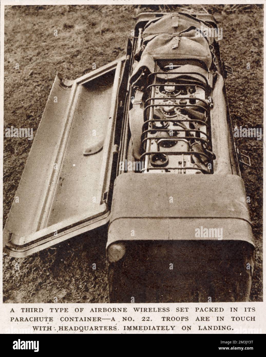 Photographie montrant un poste de radio de type Numéro 22, emballé dans son conteneur de parachute, utilisé par les Forces aéroportées britanniques, 1944. Ce type d'équipement a été utilisé dans l'opération 'Market Garden', par la British First Airborne Division, à Arnhem, en Hollande. Banque D'Images