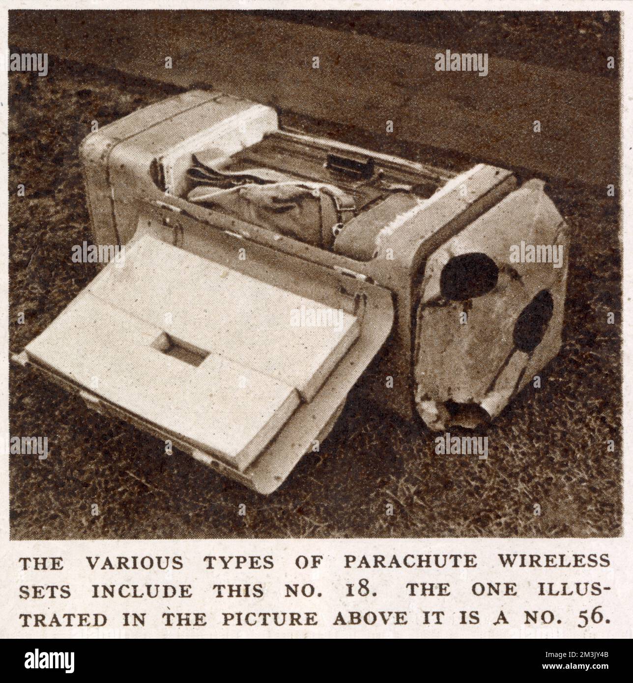 Un ensemble radio de type numéro 18, emballé dans son conteneur de parachute, utilisé par les Forces aéroportées britanniques, 1944. Ce type d'équipement a été utilisé dans l'opération 'Market Garden', par la British First Airborne Division, à Arnhem, en Hollande. Banque D'Images