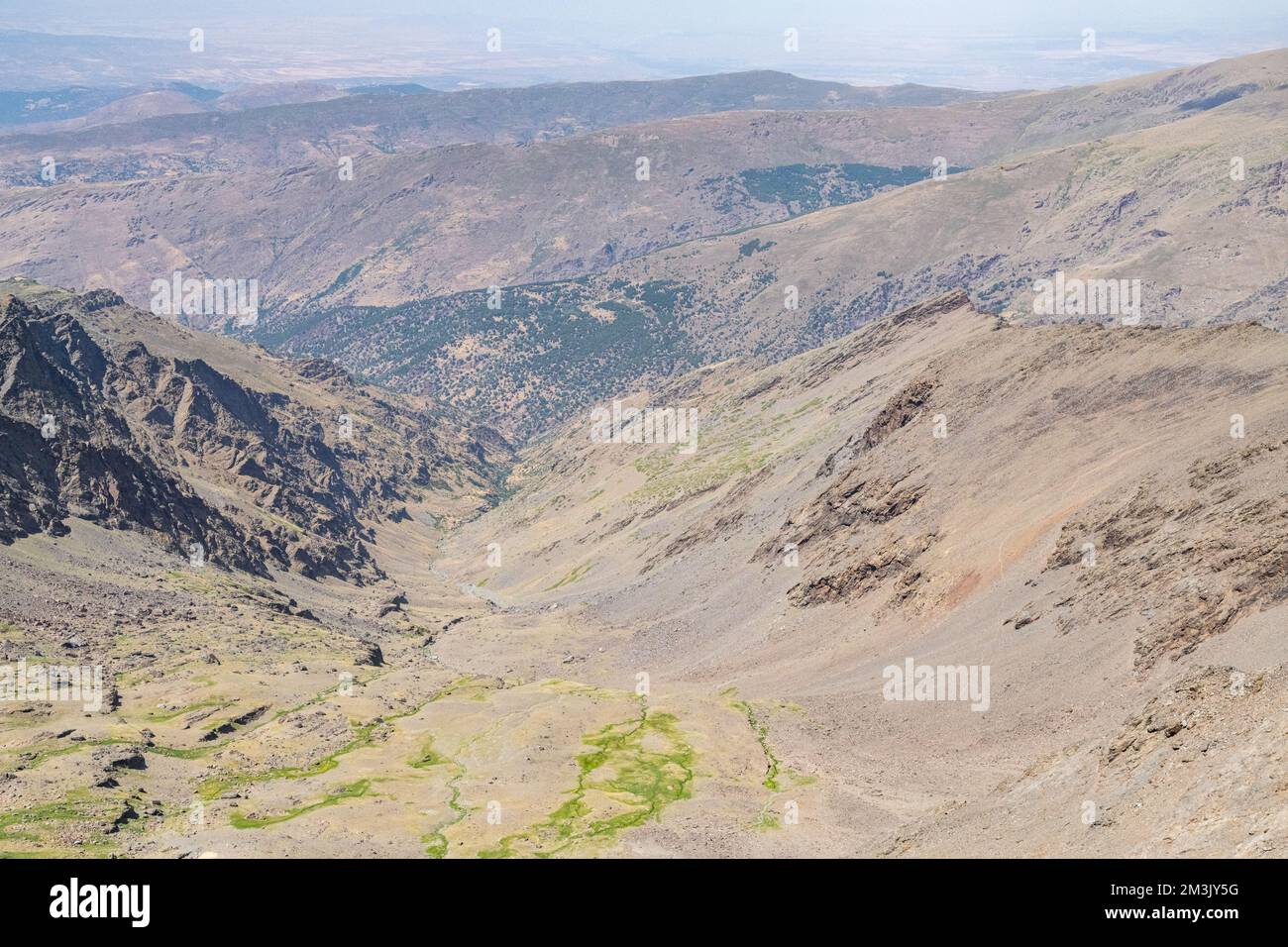 Vue sur la chaîne de montagnes de la Sierra Nevada en Andalousie, Espagne Banque D'Images