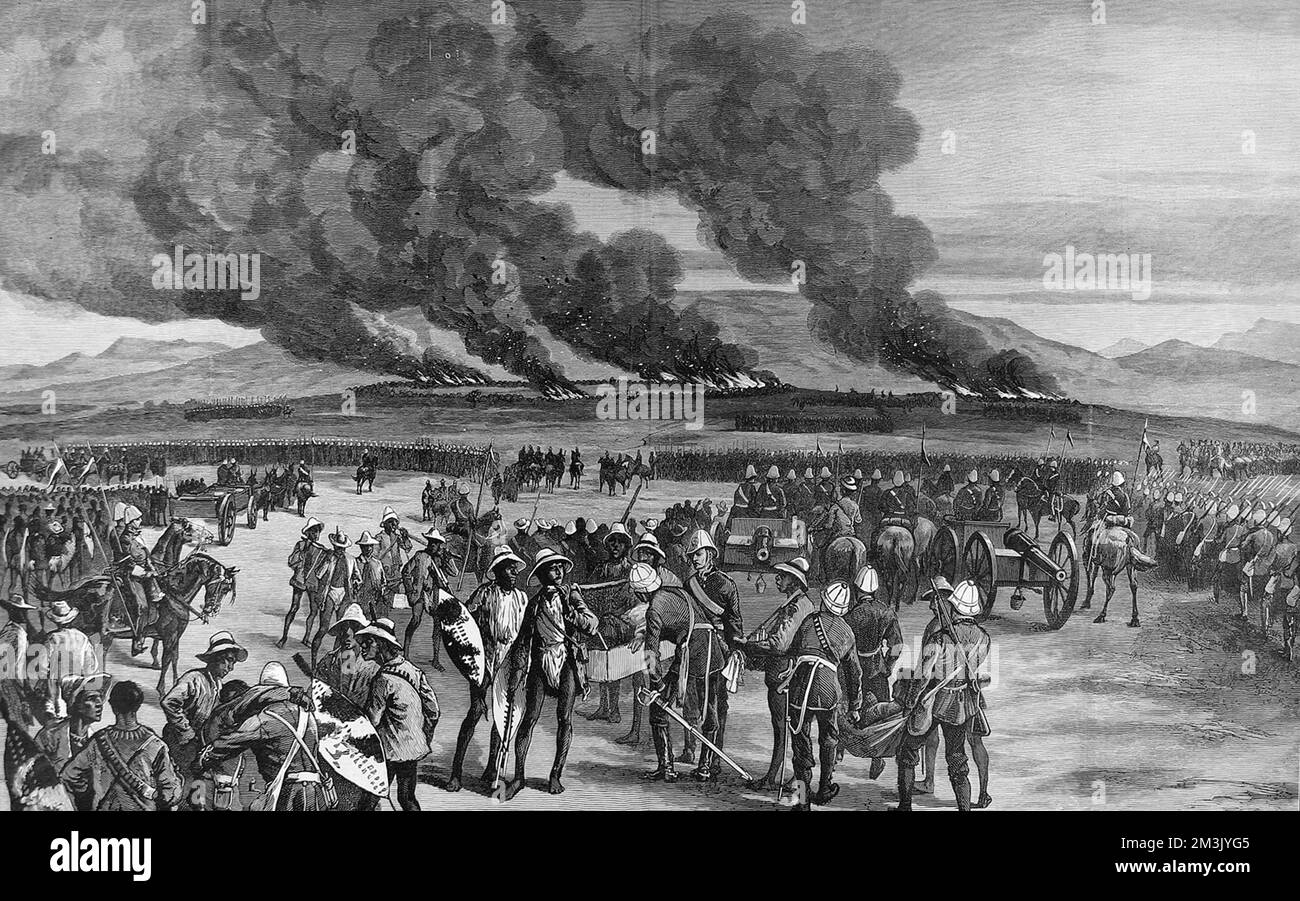 L'armée britannique a massés d'infanterie et de plusieurs voitures d'armes à feu, brûlant en arrière-plan dans la capitale Zulu Ulundi, où les Britanniques ont fait leur défaite finale du Zulus le 4th juillet 1879. Date: 1879 Banque D'Images