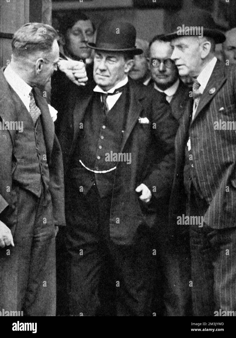 Stanley Baldwin, 1er comte de Bewdley, avec quelques électeurs Banque D'Images