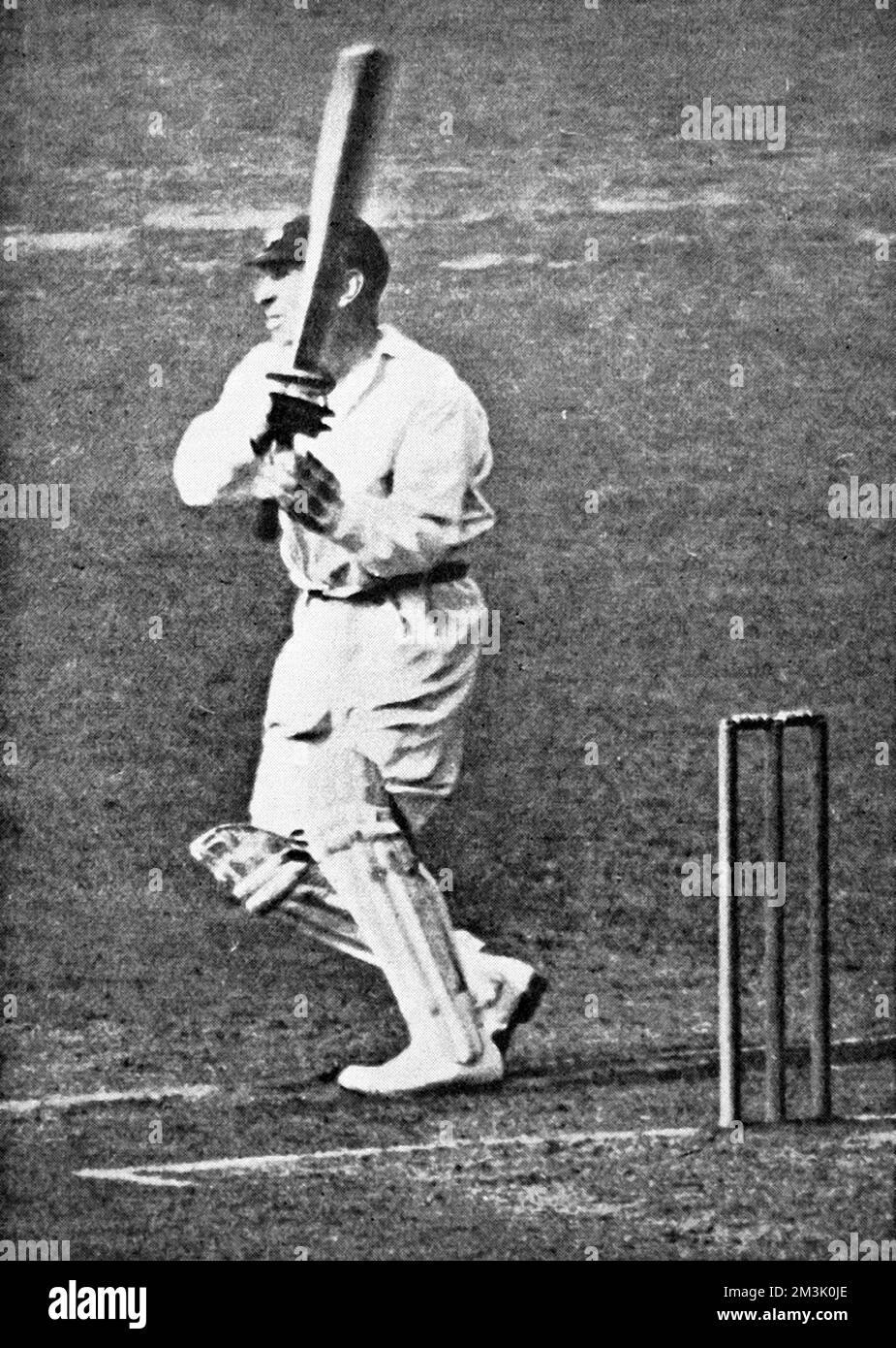 George Hirst (1871-1954), joueur de cricket du Yorkshire et de l'Angleterre, jouant un tir de côté de jambe fort. Hirst a été l'un des meilleurs All-coopers du Yorkshire, marquant 36 185 courses et prenant 2 719 bickets. 1934 Banque D'Images