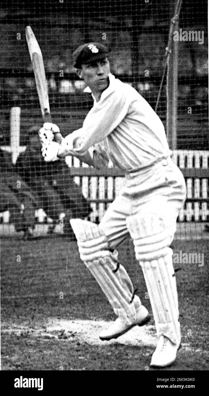 Photographie d'Andrew Sandham (1890-1982), le batteur de Surrey et d'Angleterre, qui bat dans les filets d'entraînement, pendant la saison 1924. Sandham a marqué 107 siècles de première classe en moyenne 44,82 au cours d'une carrière qui s'étend de 1911 à 1938. Date: 1924 Banque D'Images