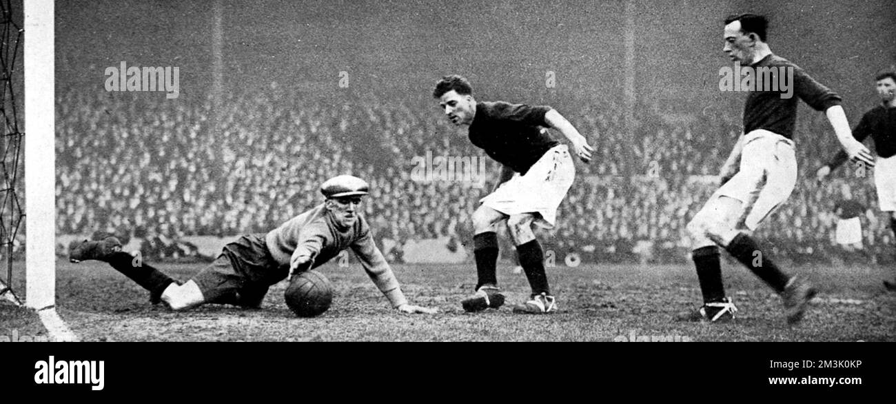 Photo montrant Dixon, le gardien de but Stoke, essayant de sauver un cliché de l'Arsenal vers l'avant, pendant la F.A. Match de la sixième manche de la coupe qui a eu lieu au stade Highbury, 1928. Malheureusement pour Dixon, Arsenal est sorti victorieux de ce match. Date: 1928 Banque D'Images