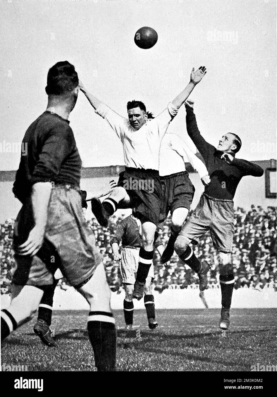 Photographie d'une ruée dans le col de l'oreille lors d'un match de deuxième division entre Tottenham Hotspur et Bury, qui s'est tenu à White Hart Lane, pendant la saison 1929-30. Le jeu a donné lieu à un tirage au sort. Date: 1929 Banque D'Images