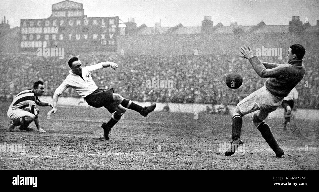 Tottenham Hotspur, attaquant qui a donné un coup de pied au gardien de but West Bromwich Albion lors d'un deuxième match de division entre les équipes, à White Hart Lane, en mars 1931. Les deux équipes espéraient une promotion à la première division et le jeu a terminé un tirage de 2-2. Date: 1931 Banque D'Images