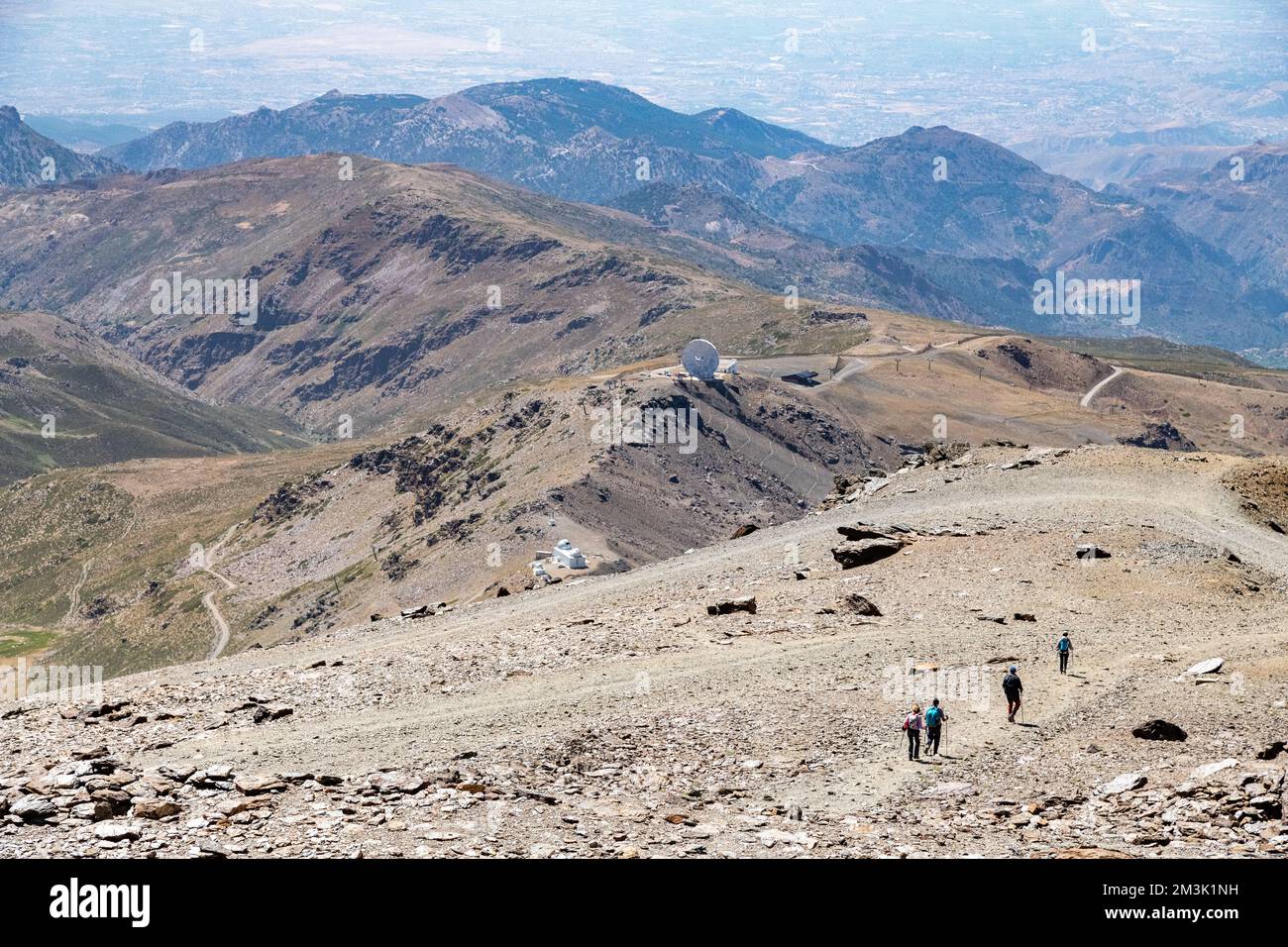 Un groupe de randonneurs explorant un sentier à Pico Veleta dans la chaîne de montagnes de la Sierra Nevada en Andalousie, Espagne Banque D'Images