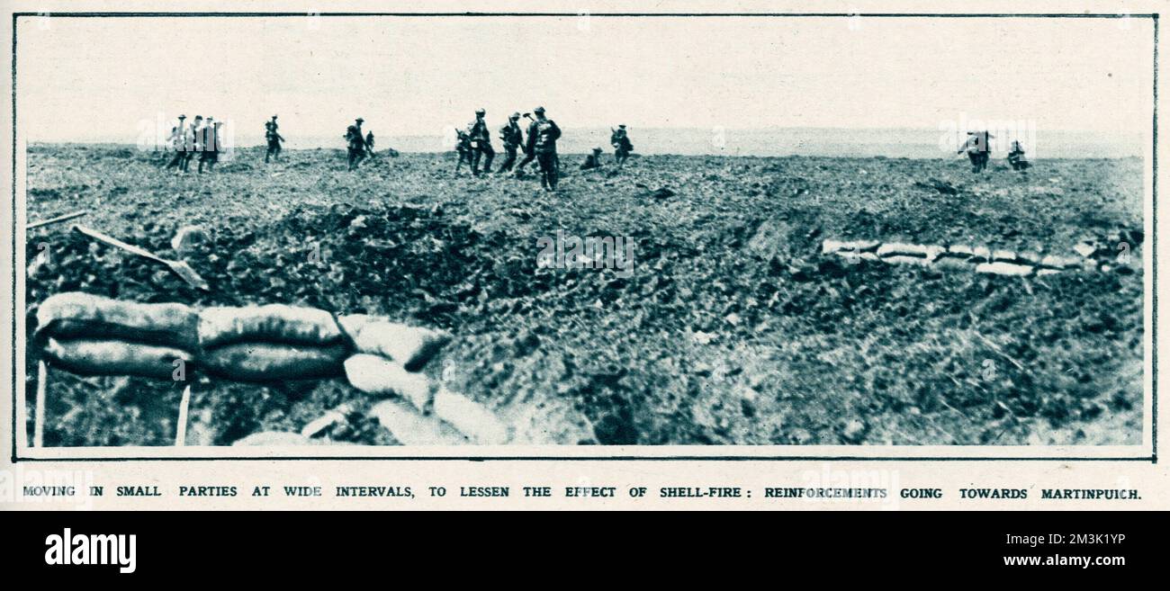 Renforts d'infanterie britannique marchant en petits groupes très répandus vers les lignes de front, septembre 1916. Les soldats se sont déplacés de manière à réduire les dommages potentiels infligés par les tirs d'artillerie ennemis. Date: 1916 Banque D'Images