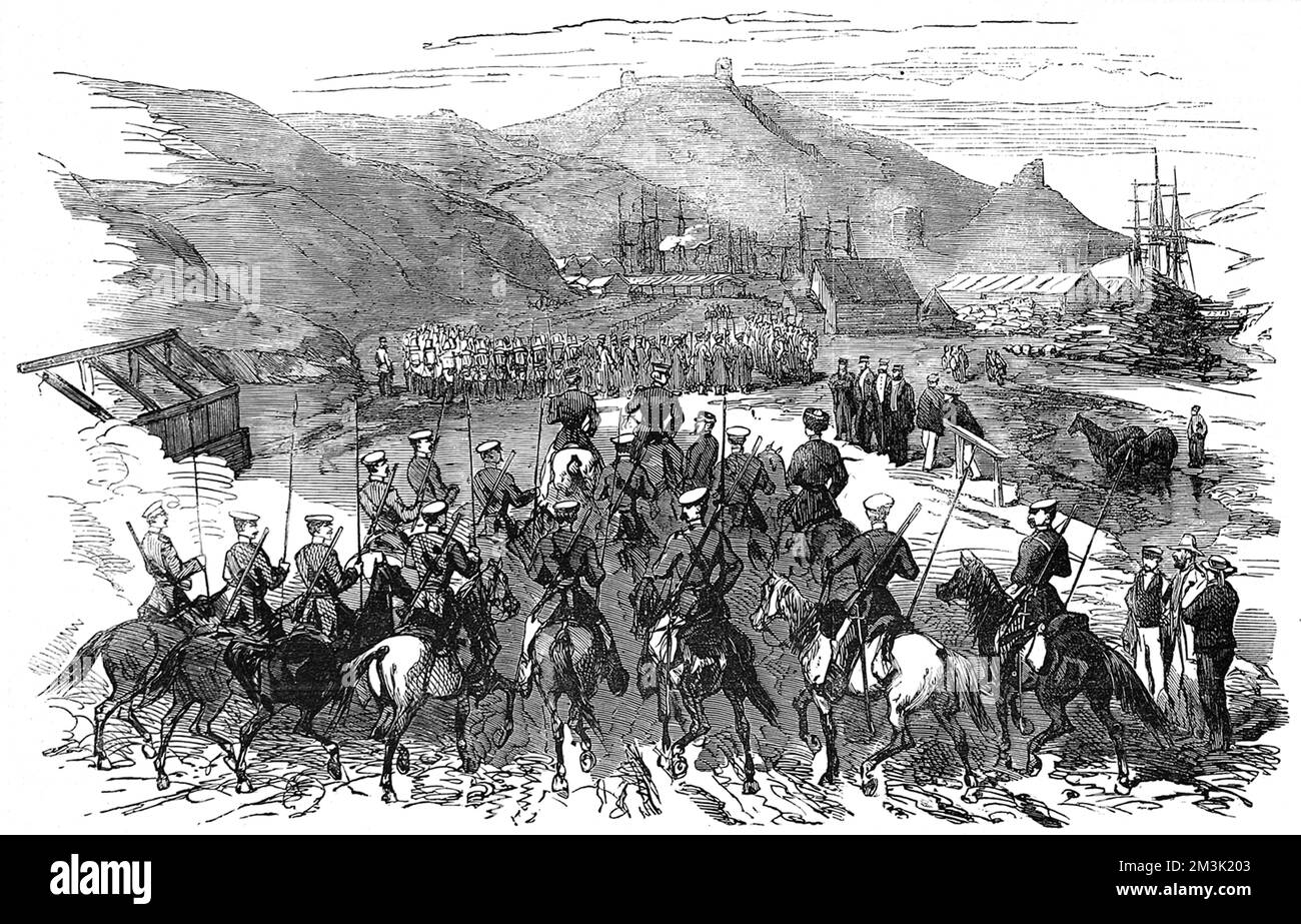 La cavalerie russe rendit à Balaklava, alors que les troupes britanniques s’en tira, à la fin de la guerre de Crimée. Le fort peut être vu en arrière-plan. Date: 1856 Banque D'Images