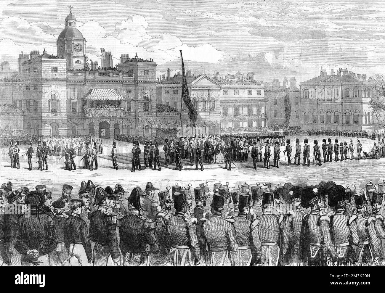 Double page gravure montrant le terrain de parade aux gardes à cheval, avec le bâtiment derrière, et les masses de soldats dans les rangs attendant de recevoir leurs médailles de Crimée de la reine Victoria, 1855. Date: 1855 Banque D'Images