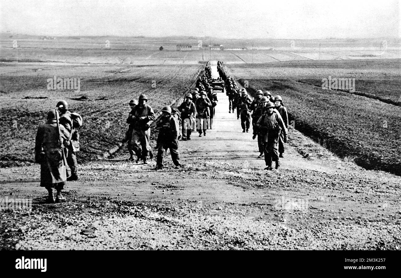 Photographie montrant une unité d'infanterie américaine de la Cinquième armée alliée, marchant dans les terres depuis Anzio, Italie, 1944. Date: 1944 Banque D'Images