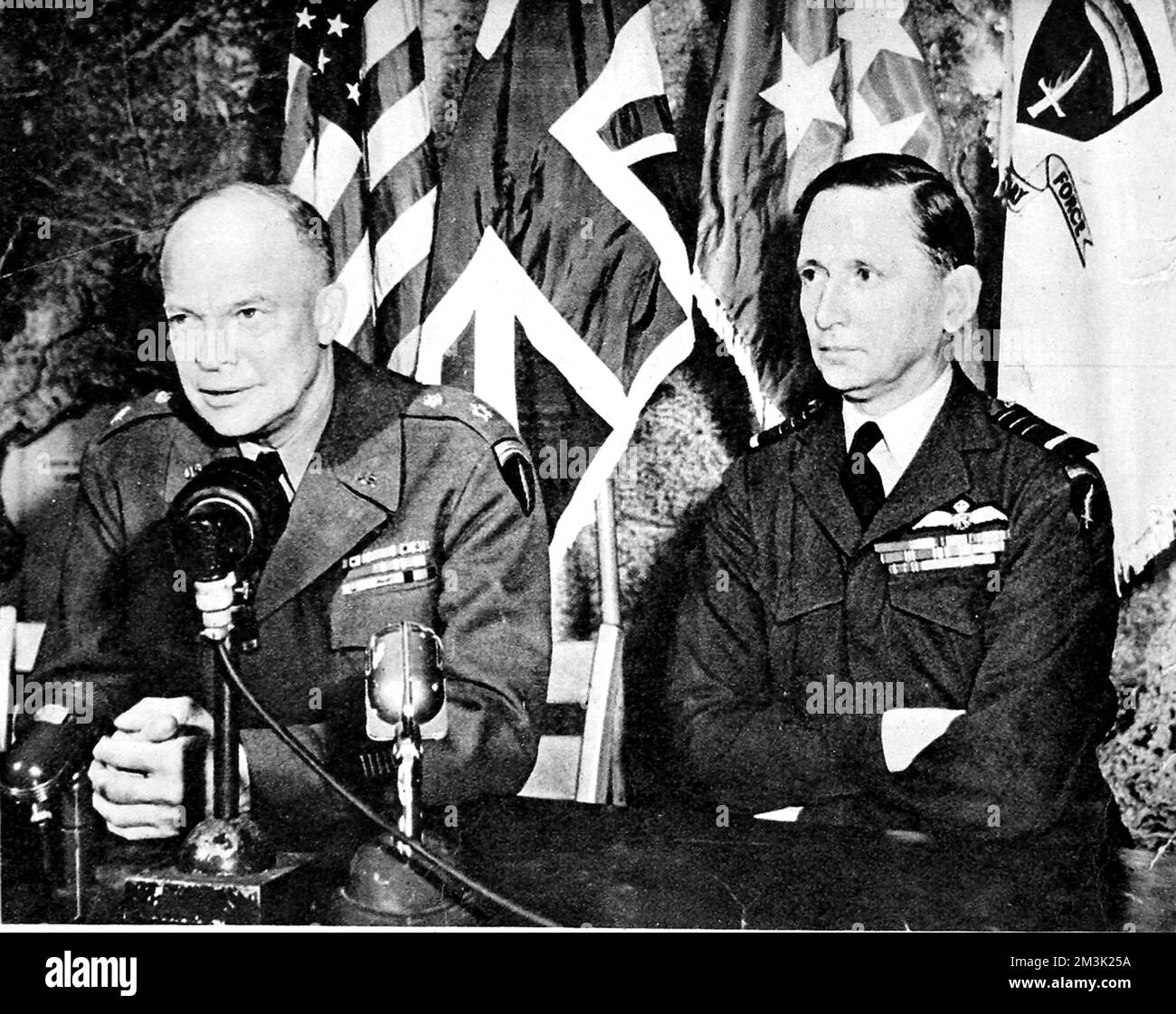 Photo montrant le général Dwight D. Eisenhower (à gauche), le Commandant en chef suprême des forces alliées, et le Chef-maréchal de l'air Sir Arthur Tedder, le Commandant suprême adjoint, photographiés à leur quartier général de Reims, en mai 1945. Date: 1945 Banque D'Images