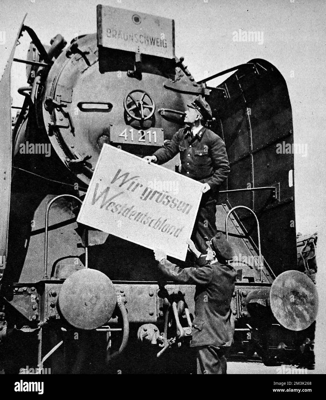 L'équipage du train de Berlin Ouest se prépare à voyager, Berlin, 1949. Banque D'Images