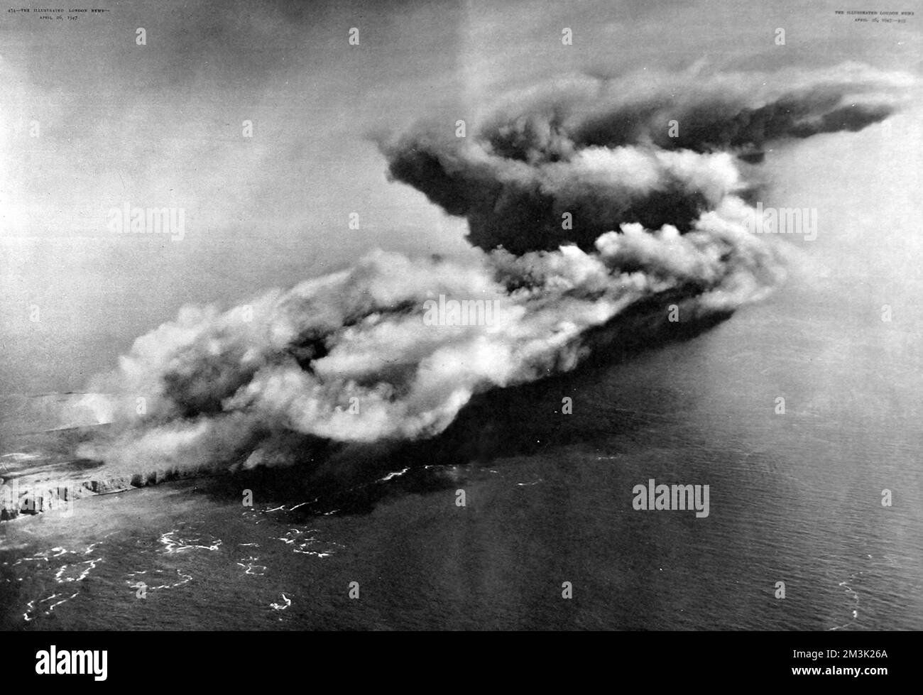 Photographie aérienne montrant la destruction de l'ancienne base navale d'Heligoland, en Allemagne, le 18th avril 1947. Heligoland avait été un bastion pour les forces militaires allemandes pendant les deux guerres mondiales et a été détruit par les forces armées britanniques, en utilisant 6700 tonnes de haut explosif, dans le cadre de la reconstruction d'après-guerre de l'Allemagne. Le grand nuage de fumée montré dans cette photo était rouge avec du grès désintégré et s'est levé à une hauteur estimée de 10 000 pieds. Date: 1947 Banque D'Images