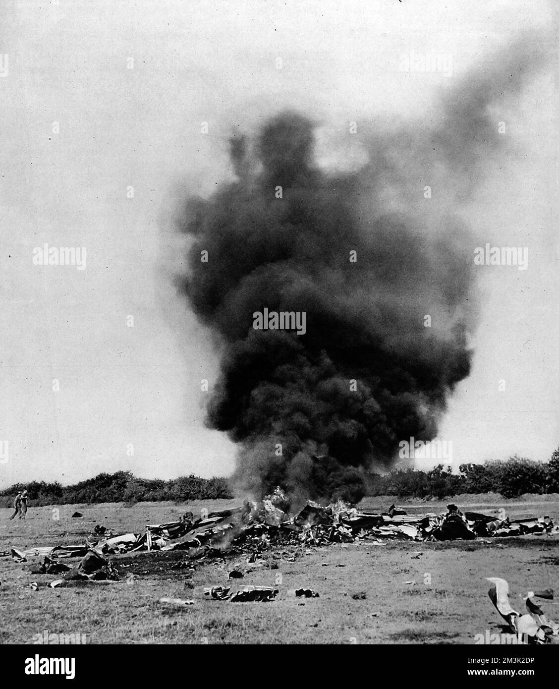 Photographie montrant l'épave brûlante d'un avion de chasse allemand qui s'était écrasé dans le sud-est de l'Angleterre pendant la bataille d'Angleterre, août 1940. Date : août 1940 Banque D'Images