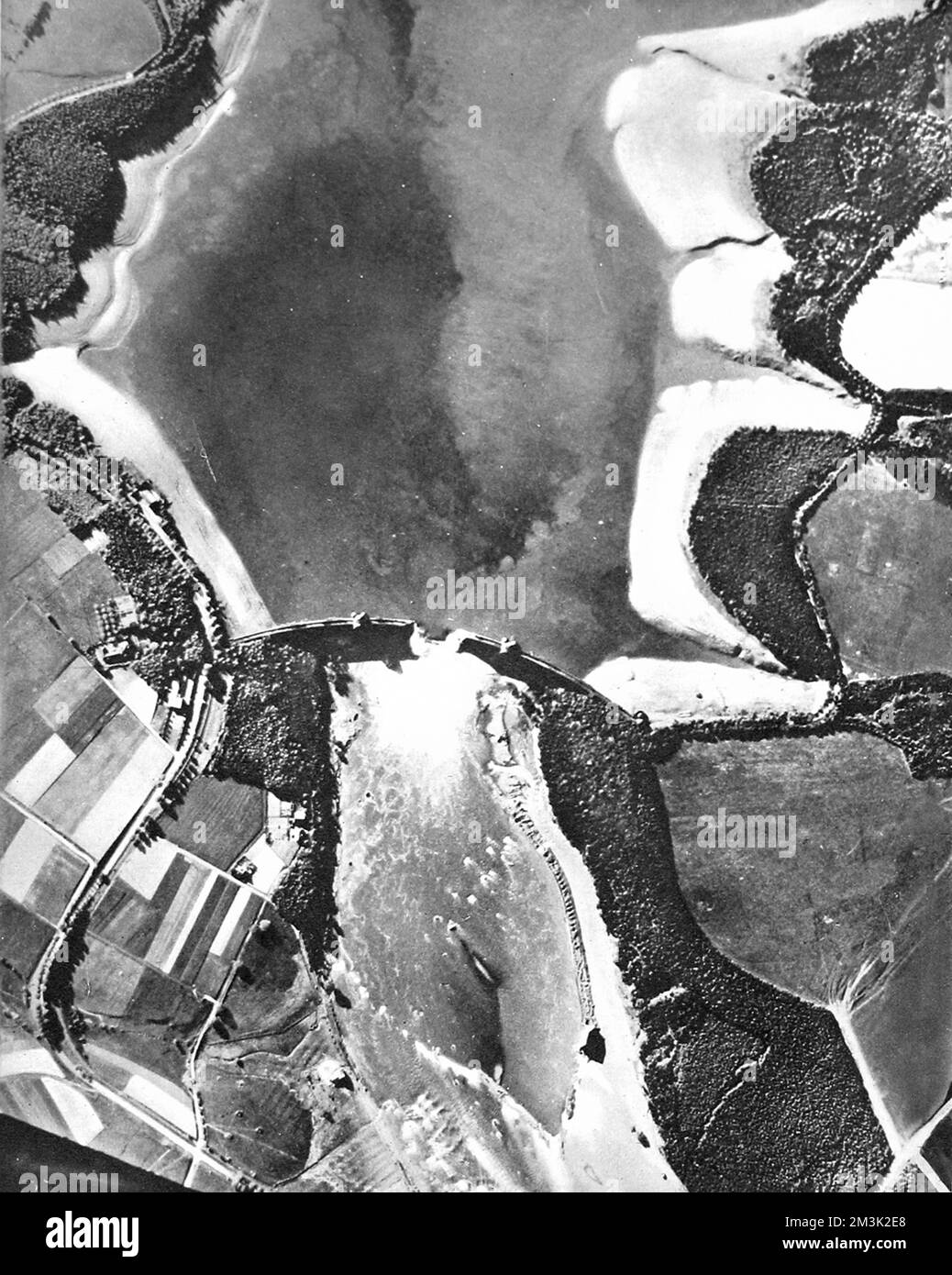 Photographie aérienne montrant le barrage et le réservoir de Mohne (en haut) après le raid de 'Dambusters' de 1943. Le 16th mai, des bombardiers 'Lancaster' du 617 Squadron, dirigés par Guy Gibson, ont attaqué quatre barrages dans la région de Westphalie en Allemagne. Ils ont violé deux barrages, le barrage de Mohne et le barrage d'Eder, ce qui a conduit à des inondations généralisées. Date: 1943 Banque D'Images