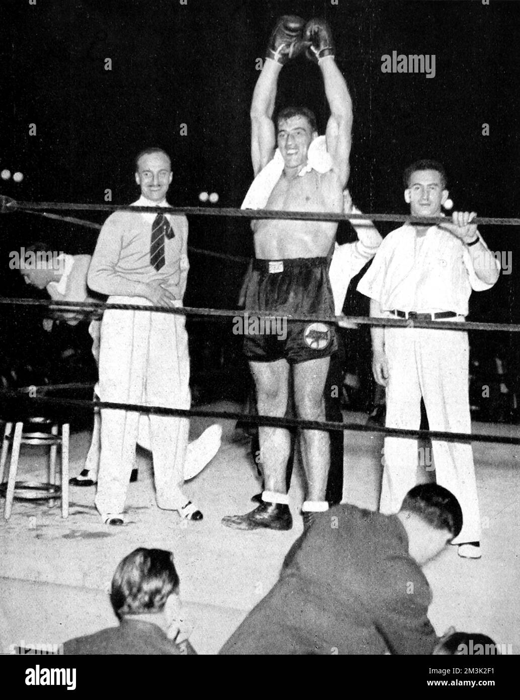 Primo Carnera (1906 - 1967), boxeur italien de poids lourds, qui venait de tomber Jack Sharkey pour devenir champion du monde au Madison Square Garden 'Bowl', New York, 1933. Banque D'Images