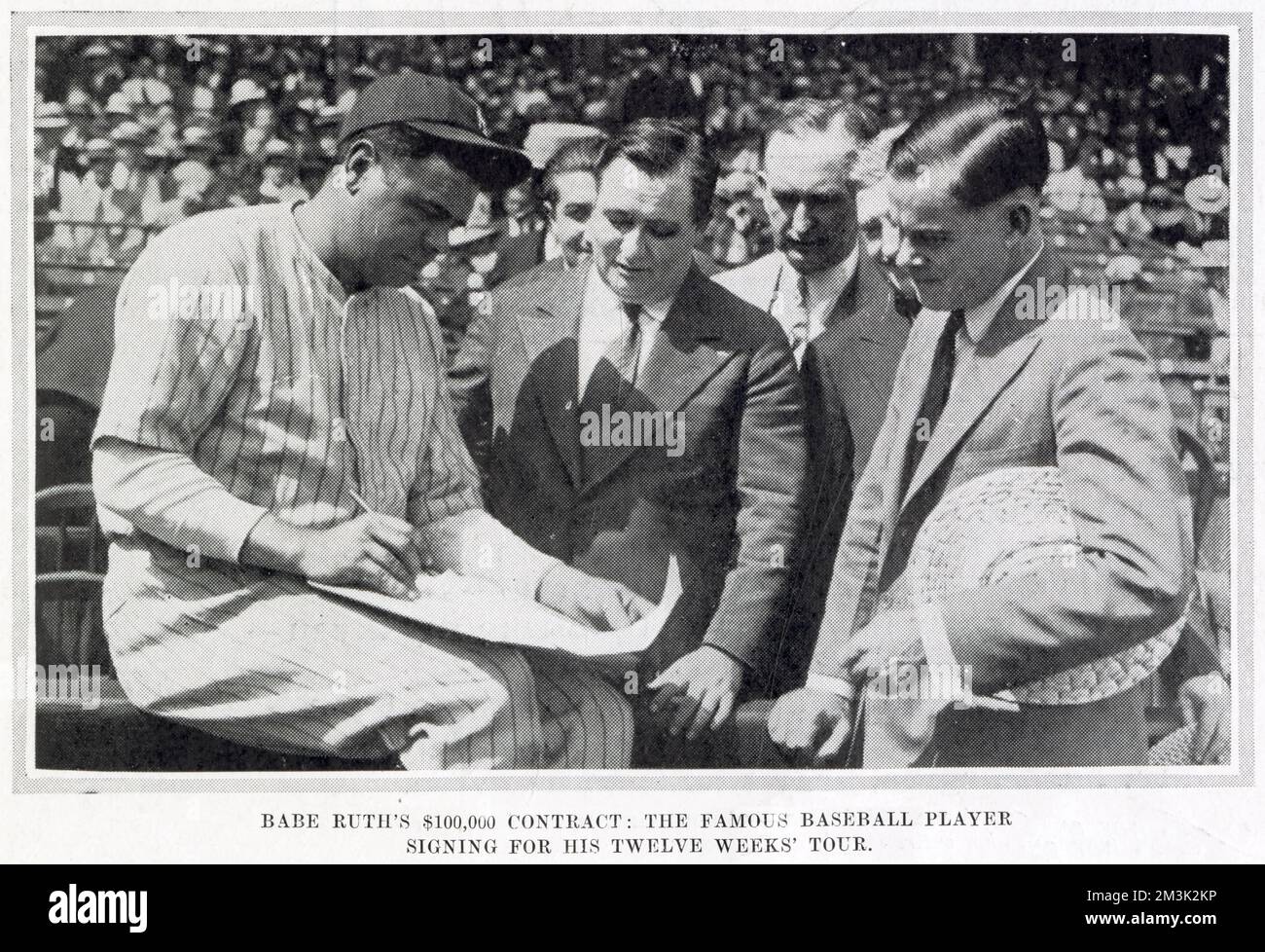 Babe Ruth (1895 - 1948), joueur américain de baseball, signant un contrat de $100 000 pour une tournée de douze semaines. Banque D'Images