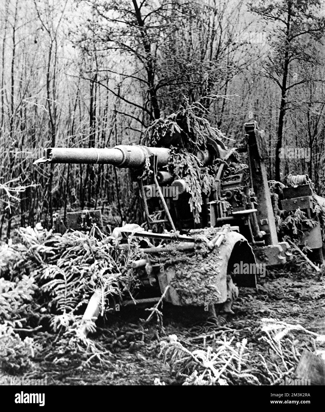Naufrage d'un fusil anti-avion/anti-char allemand de 88 mm en Belgique, janvier 1945. Cette arme avait été abandonnée par l'armée allemande en retraite après la bataille des Bulges. Banque D'Images