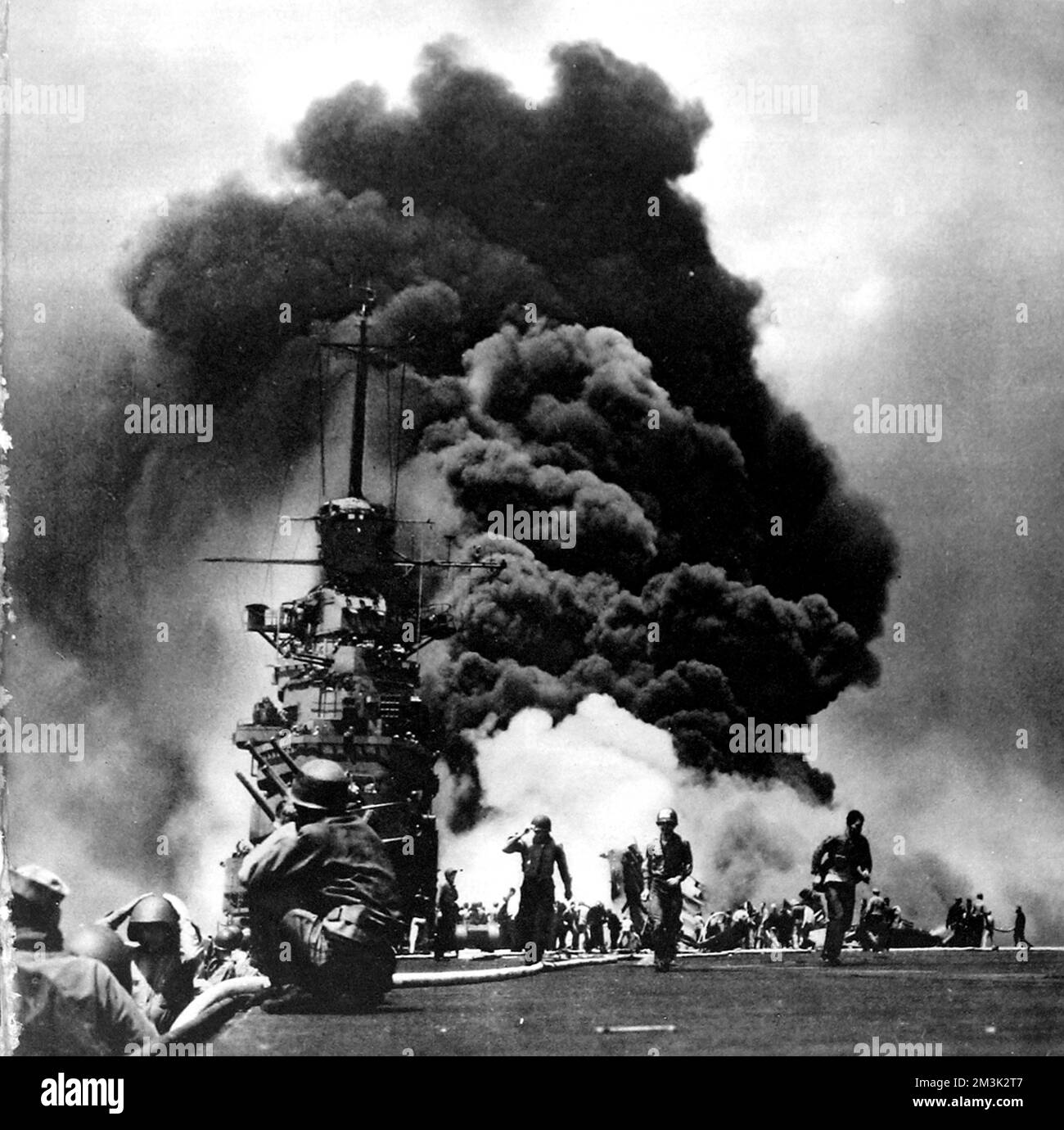 Le porte-avions américain USS Bunker Hill, en feu après avoir été frappé par deux kamikaze japonais, Océan Pacifique, 1945. Banque D'Images