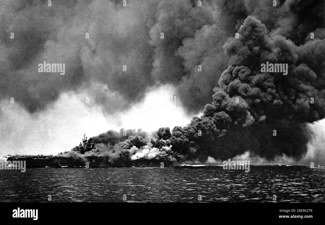 Le porte-avions américain USS Bunker Hill, en feu après avoir été frappé par deux kamikaze japonais, Océan Pacifique, 1945. Banque D'Images