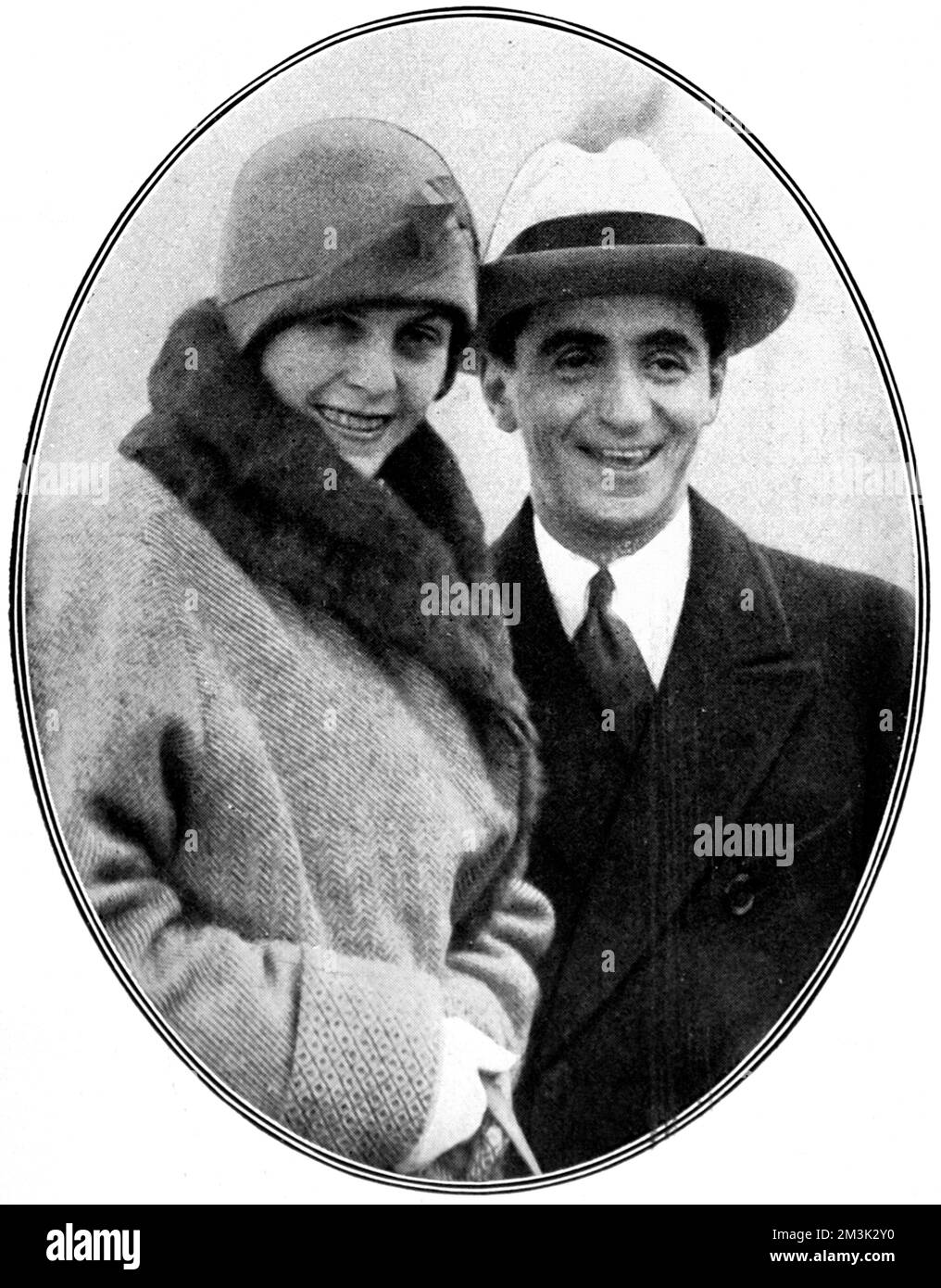 Irving Berlin (1888 - 1989), musicien et compositeur américain, et son épouse, l'ancienne Miss Ellen Mackay, arrivant en Angleterre pour leur lune de miel, 1929. 1926 Banque D'Images