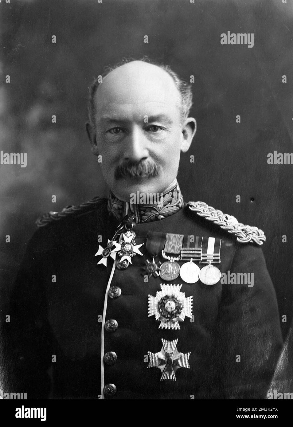 Robert Baden-Powell, 1st Baron Baden-Powell (1857 - 1941), soldat anglais et fondateur du mouvement scout, photographié dans son uniforme militaire. Banque D'Images