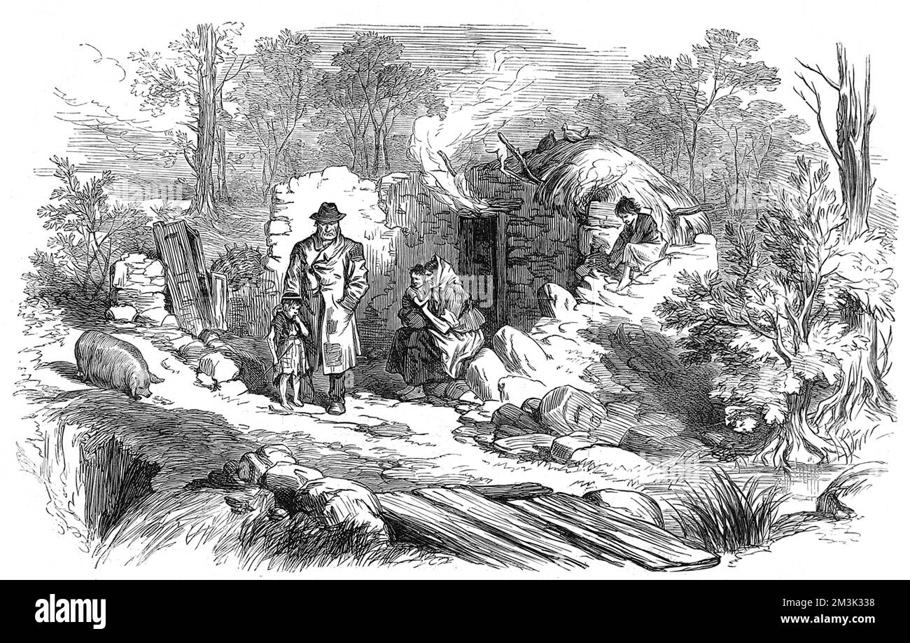 Famille à l'extérieur d'une cabane en Irlande Banque D'Images