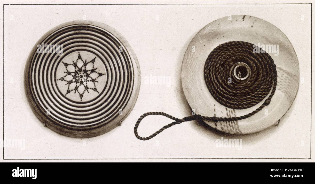 Deux moitiés d'un yo-yo de l'époque napoléonienne, en ivoire, avec un noyau en laiton. Banque D'Images