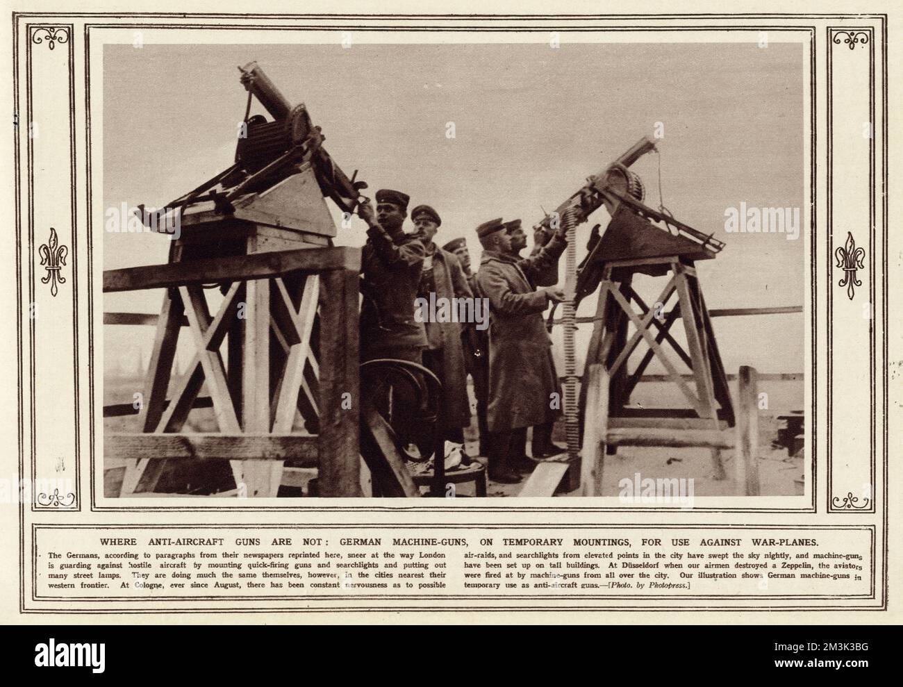 Mitrailleuses allemandes sur des montagnes temporaires à utiliser contre des avions de guerre. Date: 1914 Banque D'Images