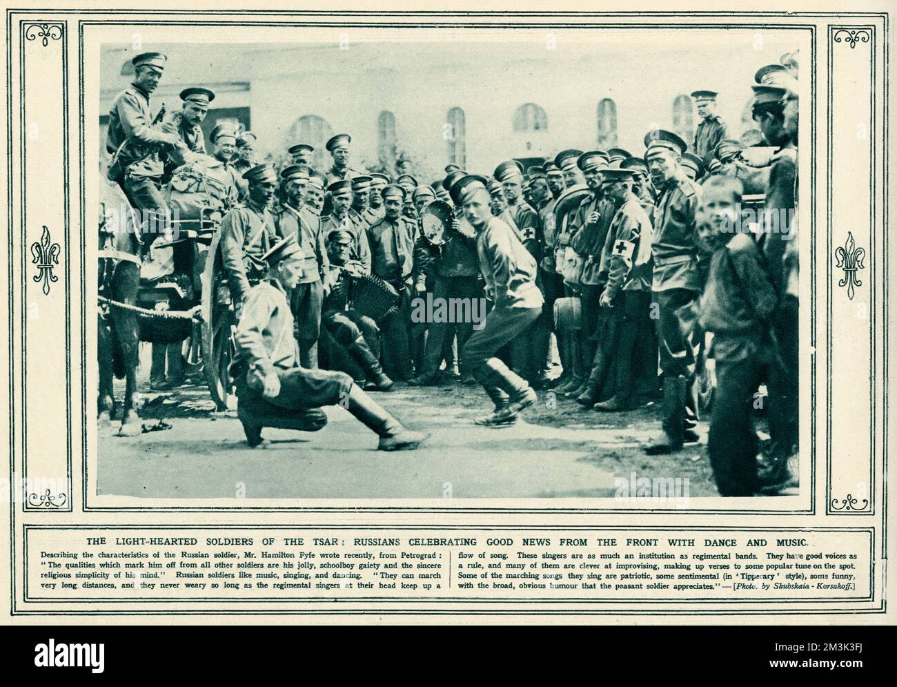 Soldats russes célébrant les bonnes nouvelles du front avec la danse et la musique. Date: 1914 Banque D'Images